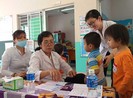 Phụ huynh nhấp nhổm khi nhân viên kế toán kiêm… y tế