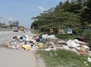 Ai dám đổ rác giữa đường?
