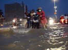 Ngập sâu ngày triều cường, nhiều xe chết máy