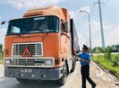 Lúng túng xử phạt tài xế xe container không gài chốt