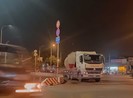 Chuyện lạ: Xe tải, xe container vô tư đậu trước biển cấm