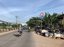 Nguy cơ sập cầu vì gồng gánh nhiều xe quá tải