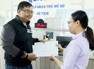 Dân lên phường làm giấy bất ngờ được nhận... phong bì