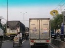 Ngang nhiên bày hàng ra bán giữa làn xe ô tô