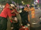 Vui chiến thắng, cổ động viên xắn tay dọn rác
