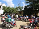 Dân nghèo dính bẫy hàng tặng