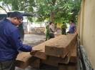 Tháo hết ghế trên xe khách để chở gỗ lậu
