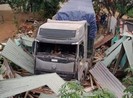 Xe đầu kéo tông sập nhà, 3 người thoát chết hi hữu