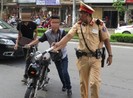 Chở người không đội mũ bảo hiểm, ai bị xử phạt?