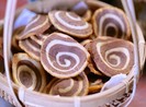 Độc đáo món bánh tai heo chiên 2 màu đen trắng