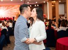 Chồng Việt kiều hôn Ngọc Hiền giữa chốn đông người
