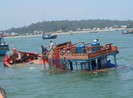 Cứu 13 ngư dân ôm phao cả đêm trên biển Hoàng Sa