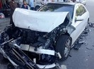 Ô tô Mercedes nát bét đầu sau va chạm với xe buýt