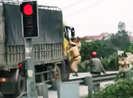 Xôn xao clip 2 CSGT bám cửa xe tải đang chạy