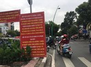 Bất chấp biển cấm, xe máy đi thẳng vào đường ngược chiều