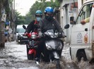 Dân quận 2 bì bõm lội khi triều cường ập về