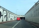 Hầm chui An Sương mới hoạt động đã bị vẽ bậy?