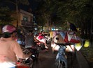 Một xe lấy rác, cả đường ùn tắc