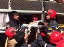 Hàng chục cảnh sát giải cứu 3 người trên xe khách