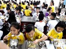 Hơn 20 học sinh tiểu học nhập viện sau bữa ăn xế tại trường