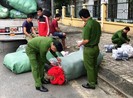 Nhiều quần áo, giày dép không rõ nguồn gốc trên xe tải