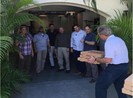 Cựu Tổng thống Bush tự tay mua Pizza cho mật vụ bảo vệ mình