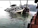 Tàu du lịch bị chìm trên vịnh Hạ Long sau va chạm với sà lan