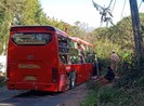Xe khách chở 20 người lật ở Lâm Đồng