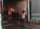 Công ty gỗ ở Bình Dương bị cháy rụi lúc rạng sáng