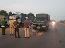 Nhặt thanh gỗ giữa đường, người đàn ông bị ô tô tông tử vong