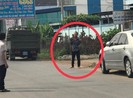 Nam thanh niên cầm dao kề vào cổ... mình la hét