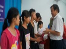 Báo Pháp Luật TP.HCM trao quà tại tỉnh Trà Vinh