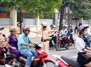 CSGT phải điều tiết ngay tình trạng giao thông phức tạp trước cổng trường