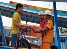 Tổ công tác của tàu SAR tặng áo phao cho ngư dân