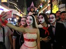 'Ma quỷ' tràn ngập phố đi bộ Bùi Viện đêm Halloween