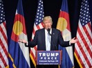 Donald Trump 'hú vía', mắc kẹt trong thang máy 30 phút