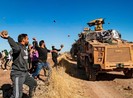 Người Kurd ném đá vào đoàn xe Nga-Thổ Nhĩ Kỳ tuần tra ở Syria