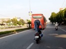 Người đứng trên yên xe máy khi chạy xe bị phạt tiền