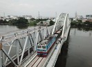Cận cảnh chuyến tàu đầu tiên thông tuyến cầu sắt Bình Lợi mới