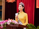Hoa hậu Lương Thùy Linh rộn ràng khi về trường cũ