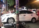 1 phụ nữ lái ô tô tông văng 2 xe máy ở Gò Vấp