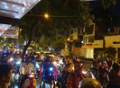 Ngã xuống đường trong mưa, người vợ bị container cán tử vong