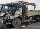 Xe tải mất thắng tông hai xe dừng đèn đỏ, tài xế mắc kẹt