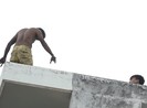 Thanh niên biểu hiện ngáo đá, leo nhà cố thủ nửa ngày ở quận 7