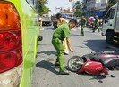Gặp tai nạn, cụ già bị xe khách cán nát tay ở quận 6