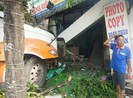 Xe đầu kéo lao vào nhà dân ở huyện Củ Chi