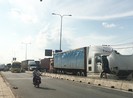 Hai xe đầu kéo hỏng máy, chắn hai làn đường ở Thủ Đức