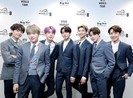 Tuy vắng mặt nghỉ dưỡng nhưng BTS vẫn không bỏ sót kỷ lục nào
