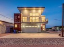 Ngôi nhà sang chảnh làm từ các thùng container rỗng
