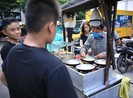 Xếp hàng chờ cả tiếng để mua bánh nướng hình 12 con giáp
